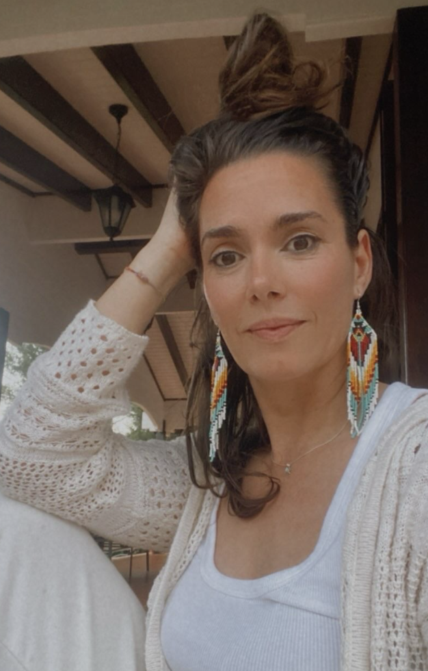 Retrato profesional de María Elena Balaguer, terapeuta especializada en terapias alternativas, mostrando una expresión cálida y profesional