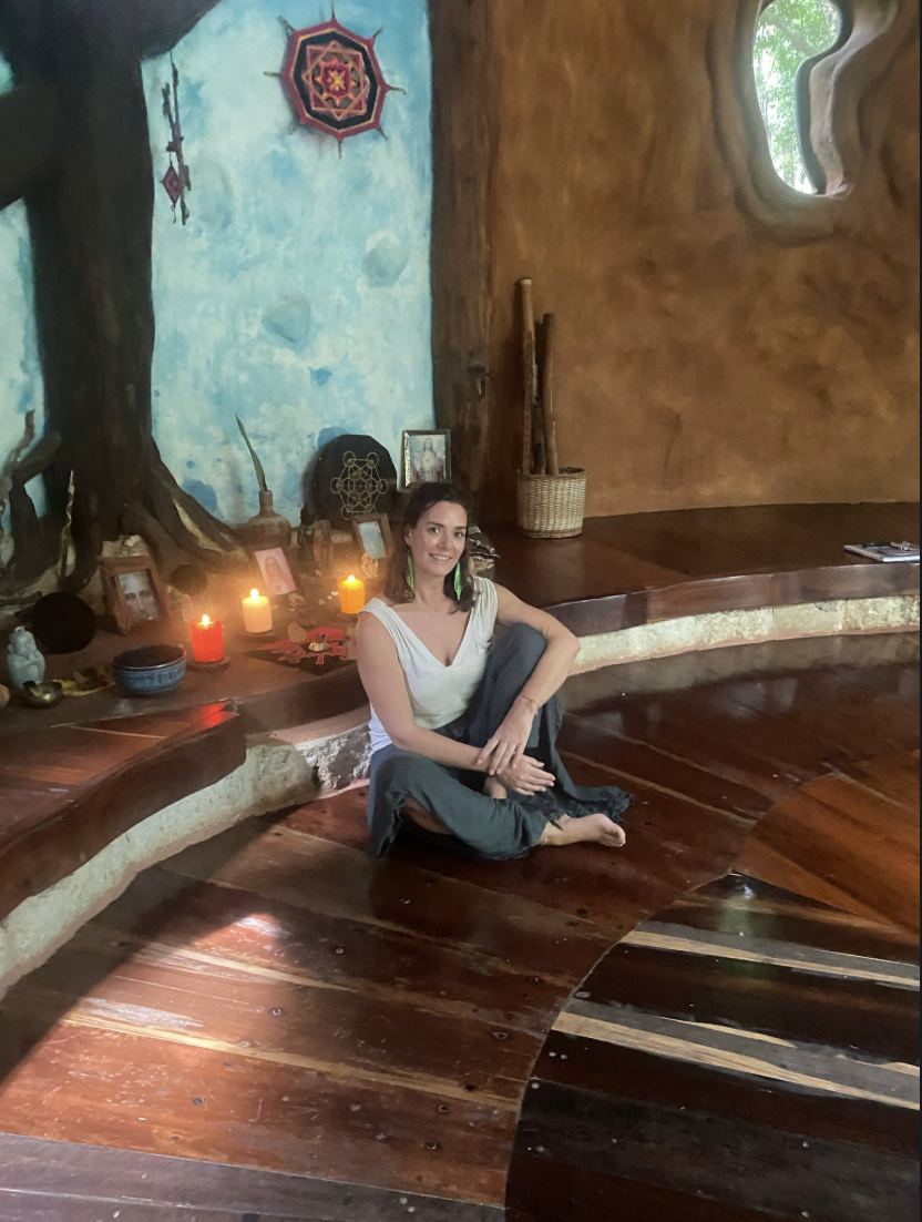 María Elena Balaguer en su espacio de terapias alternativas, un ambiente sereno y acogedor donde realiza sus sesiones de sanación